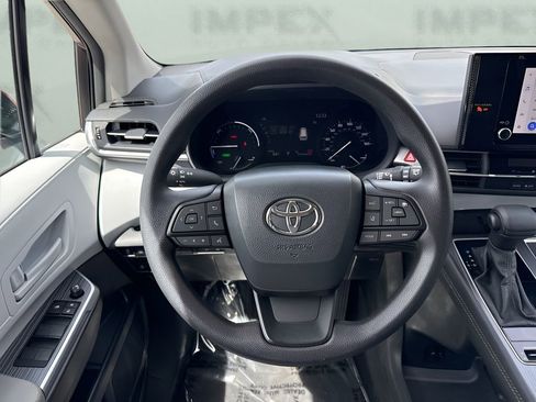 Used 2025 Toyota Sienna LE FWD image 13