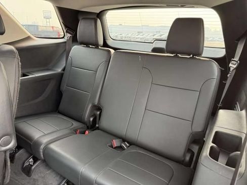Used 2020 Chevrolet Traverse LT w/ LT Premium Package AWD/4WD image 17