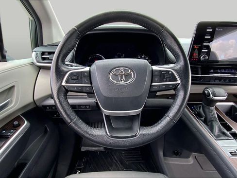 Used 2021 Toyota Sienna XLE FWD image 6