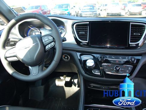 Used 2023 Chrysler Pacifica Limited w/ Uconnect Theater Family Group AWD/4WD image 17
