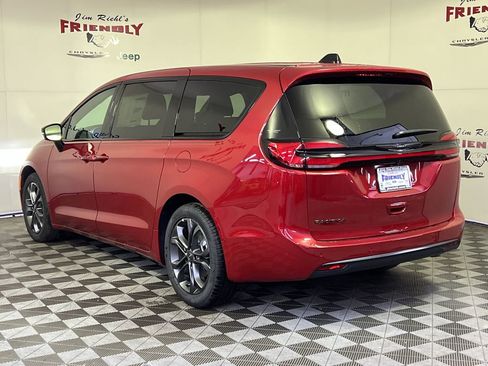 New 2026 Chrysler Pacifica Select image 4