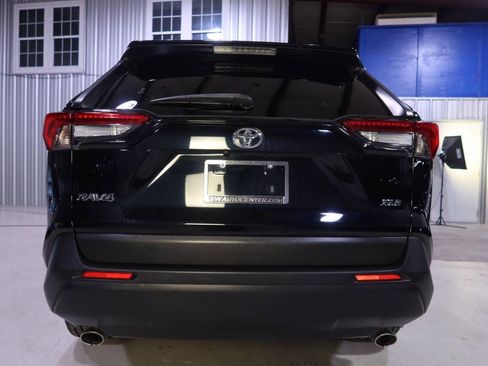 Used 2020 Toyota RAV4 XLE Premium image 4