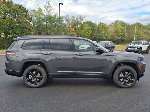 New 2025 Jeep Grand Cherokee L Limited w/ Black Appearance Package AWD/4WD image 11