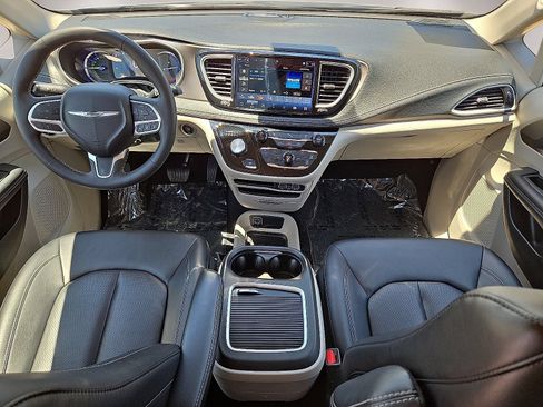 Used 2024 Chrysler Pacifica Limited FWD image 18