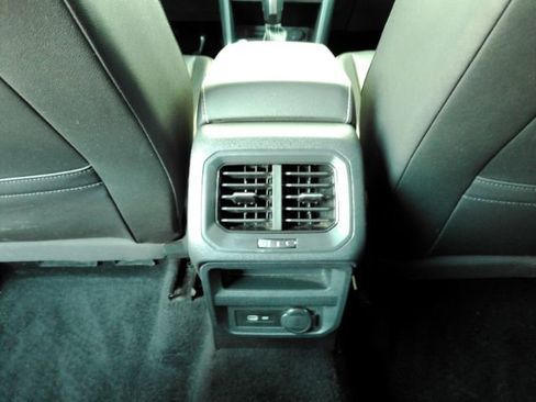 Used 2021 Volkswagen Tiguan SE image 28