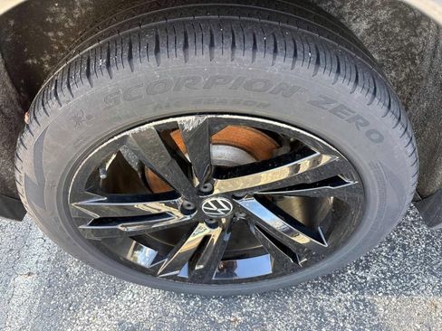 Used 2023 Volkswagen Tiguan SE R-Line image 10