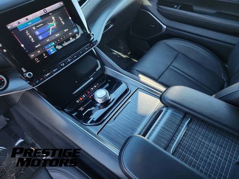 Used 2024 Jeep Wagoneer L Series II w/ Flexible Seating Group image 15
