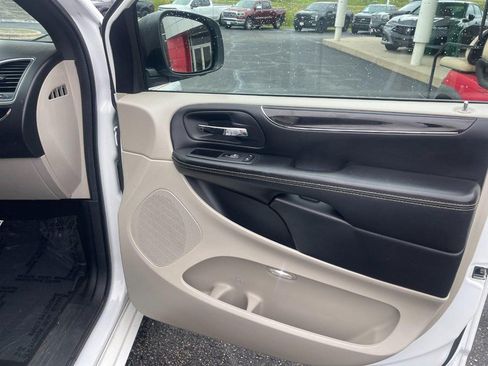 Used 2018 Dodge Grand Caravan SXT FWD image 11