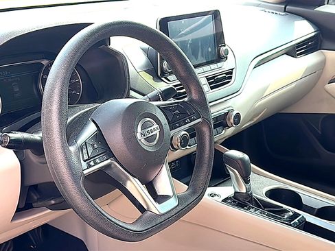 Used 2022 Nissan Altima 2.5 SV FWD image 7