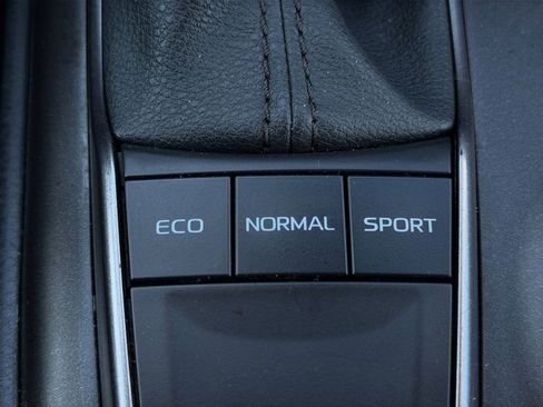 Used 2024 Toyota Camry SE image 25