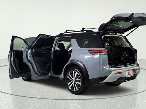 Used 2024 Nissan Pathfinder Platinum w/ Black Appearance Package AWD/4WD image 12