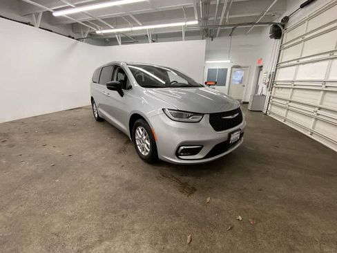 Used 2024 Chrysler Pacifica Touring-L image 8