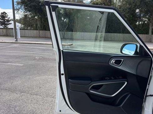 Used 2023 Kia Soul LX image 31