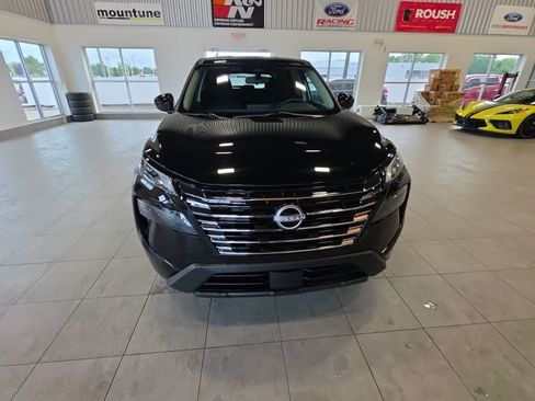 Used 2024 Nissan Rogue SV AWD/4WD image 3