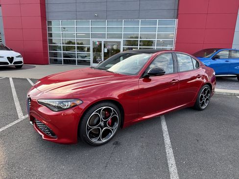 Used 2024 Alfa Romeo Giulia Veloce RWD image 3