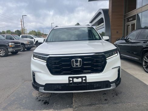 Used 2025 Honda Pilot Touring image 2