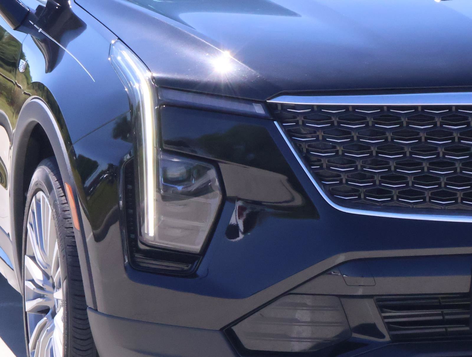Used 2025 Cadillac XT4 Premium Luxury w/ Technology Package FWD image 9
