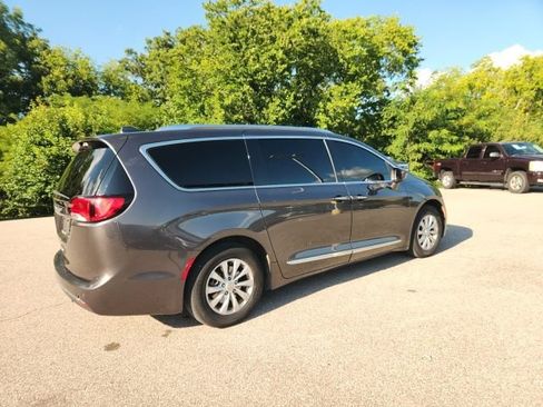 Used 2018 Chrysler Pacifica Touring-L FWD image 4