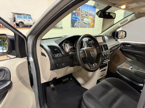 Used 2019 Dodge Grand Caravan SE FWD image 16