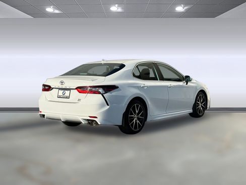 Used 2021 Toyota Camry SE w/ Cold Weather Package image 8