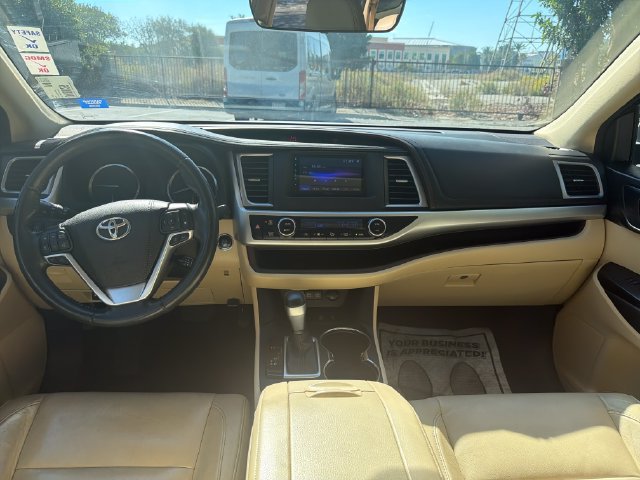 Used 2017 Toyota Highlander XLE AWD/4WD image 12