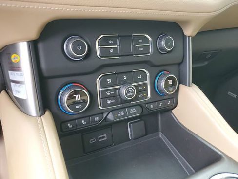 Used 2021 Chevrolet Suburban Premier image 28