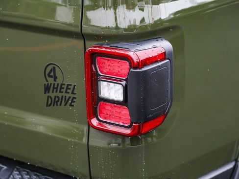 Used 2021 Jeep Gladiator Willys image 10