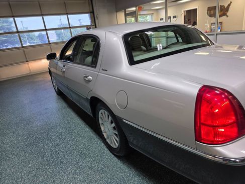 Used 2005 Lincoln Town Car Signature RWD image 10