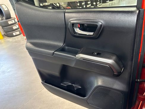 Used 2018 Toyota Tacoma TRD Off-Road w/ Technology Package AWD/4WD image 10