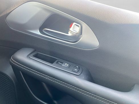 Used 2026 Chrysler Pacifica Limited FWD image 25