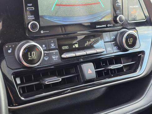 Used 2022 Toyota Highlander XLE image 30