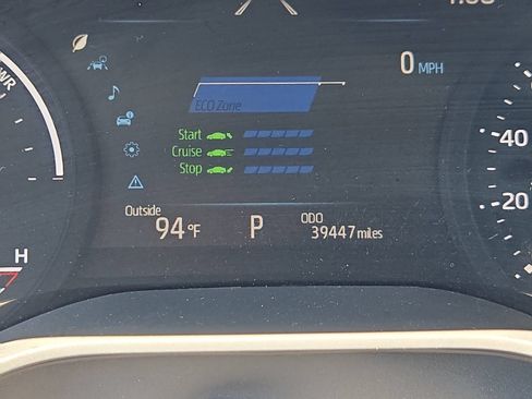 Used 2025 Toyota Sienna XLE FWD image 28