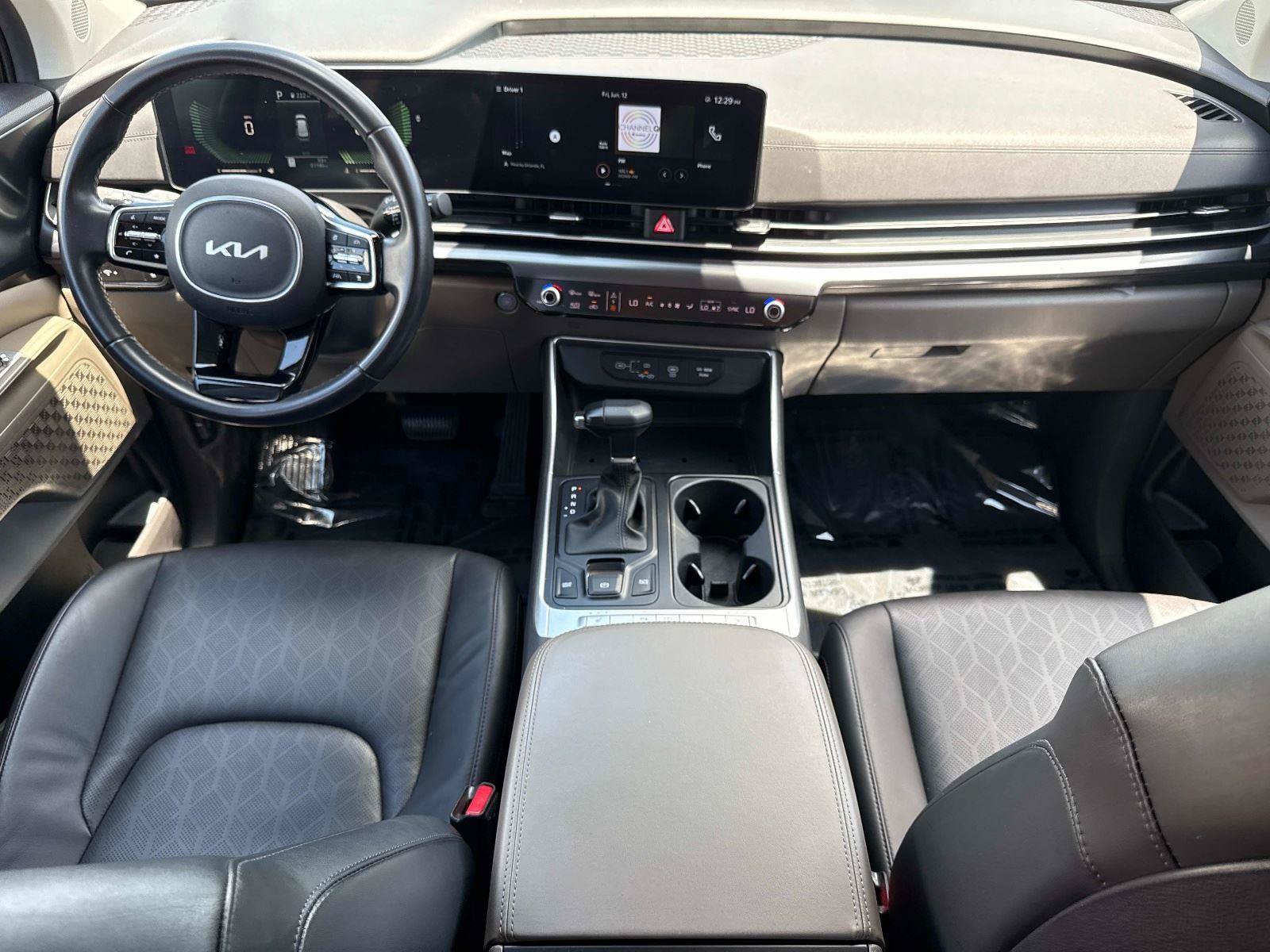 Used 2025 Kia Carnival FWD image 15