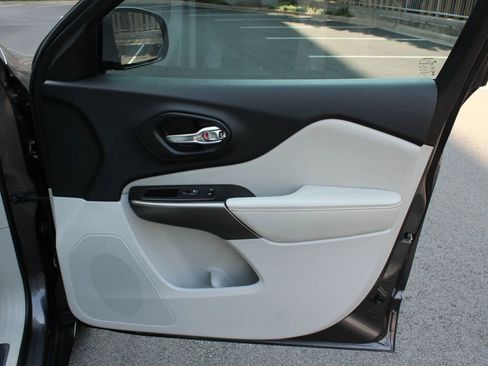 Used 2020 Jeep Cherokee Limited image 33