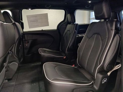 New 2026 Chrysler Pacifica Limited image 12