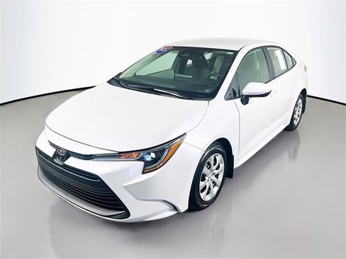 Used 2025 Toyota Corolla LE image 3
