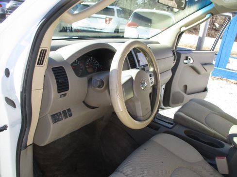 Used 2010 Nissan Frontier SE image 16