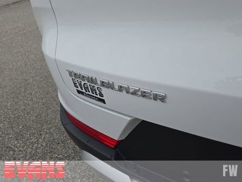 Used 2024 Chevrolet TrailBlazer LT w/ Driver Confidence Package image 4