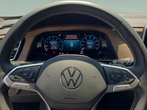 Used 2025 Volkswagen Atlas SE image 24