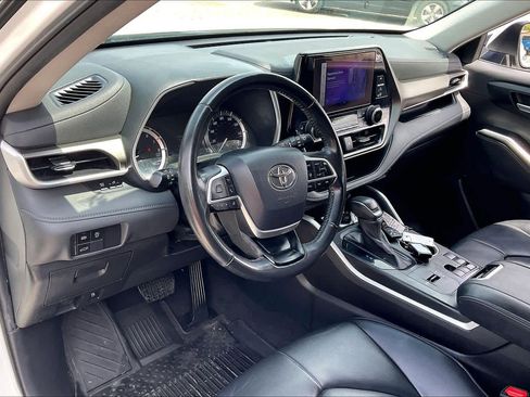 Used 2023 Toyota Highlander XLE image 18