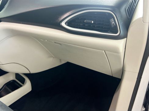 Used 2022 Chrysler Pacifica Touring-L FWD image 33