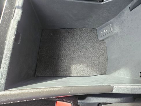 Used 2025 Volkswagen Atlas SE image 30