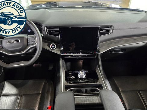 Used 2024 Jeep Wagoneer L Series II AWD/4WD image 33