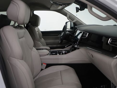 Used 2022 Jeep Wagoneer Series III w/ Rear Seat Video Group 1 image 10