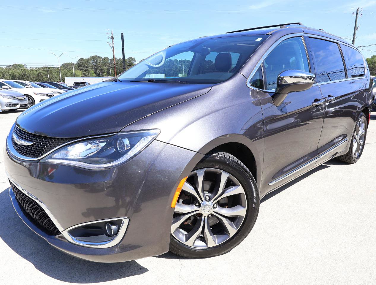 Used 2017 Chrysler Pacifica Limited w/ UConnect Theater Package FWD image 2
