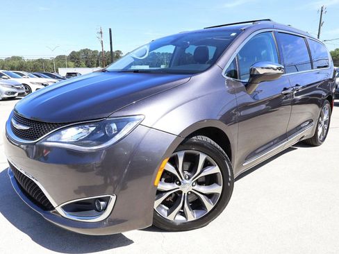 Used 2017 Chrysler Pacifica Limited w/ UConnect Theater Package image 2