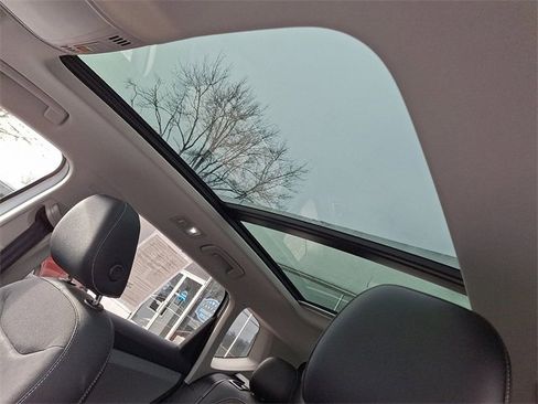 Used 2022 Volkswagen Taos SE w/ Panoramic Sunroof Package image 14