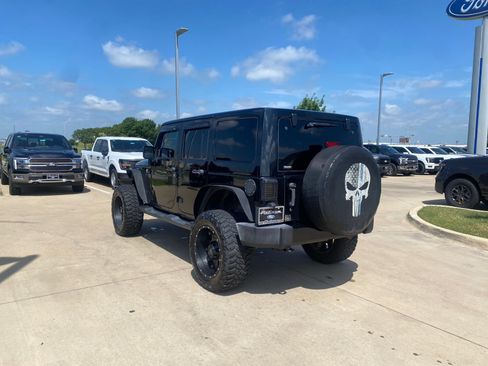 Used 2017 Jeep Wrangler Unlimited Sahara AWD/4WD image 3