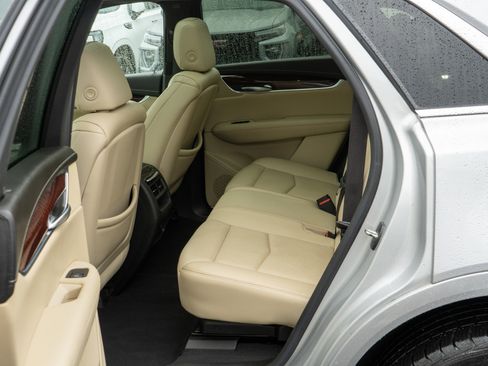 Used 2018 Cadillac XT5 Premium Luxury FWD image 32