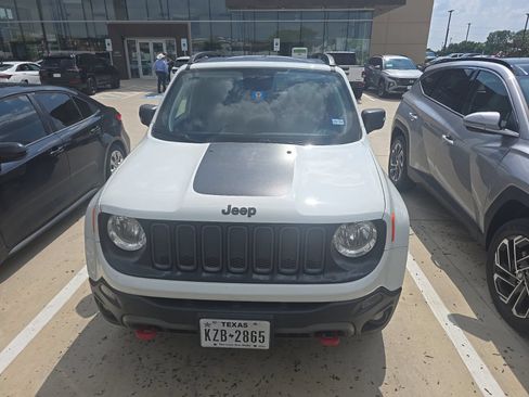 Used 2018 Jeep Renegade Trailhawk w/ UConnect 8.4 Nav Group AWD/4WD image 2